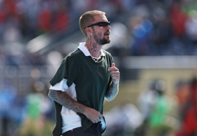 19.07 | Durante a apresentação de “EVERYTHING HALLELUJAH” no MetLife Stadium