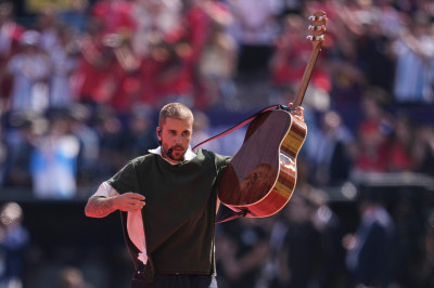19.07 | Durante a apresentação de “EVERYTHING HALLELUJAH” no MetLife Stadium