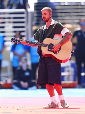 19.07 | Durante a apresentação de “EVERYTHING HALLELUJAH” no MetLife Stadium