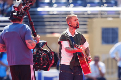 19.07 | Durante a apresentação de “EVERYTHING HALLELUJAH” no MetLife Stadium