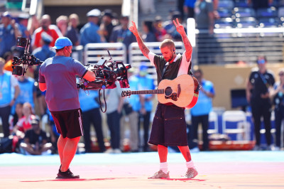 19.07 | Durante a apresentação de “EVERYTHING HALLELUJAH” no MetLife Stadium
