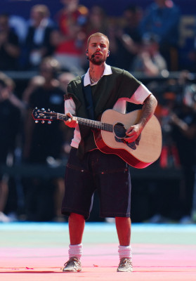 19.07 | Durante a apresentação de “EVERYTHING HALLELUJAH” no MetLife Stadium