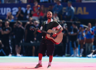19.07 | Durante a apresentação de “EVERYTHING HALLELUJAH” no MetLife Stadium