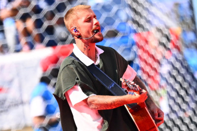 19.07 | Durante a apresentação de “EVERYTHING HALLELUJAH” no MetLife Stadium