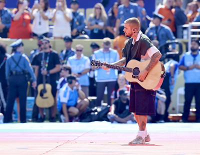 19.07 | Durante a apresentação de “EVERYTHING HALLELUJAH” no MetLife Stadium