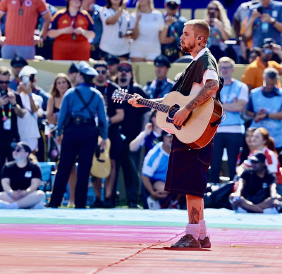 19.07 | Durante a apresentação de “EVERYTHING HALLELUJAH” no MetLife Stadium