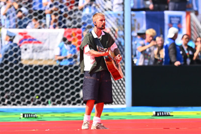 19.07 | Durante a apresentação de “EVERYTHING HALLELUJAH” no MetLife Stadium