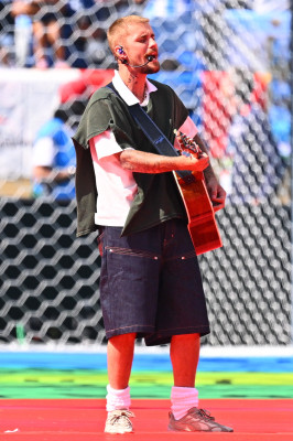 19.07 | Durante a apresentação de “EVERYTHING HALLELUJAH” no MetLife Stadium