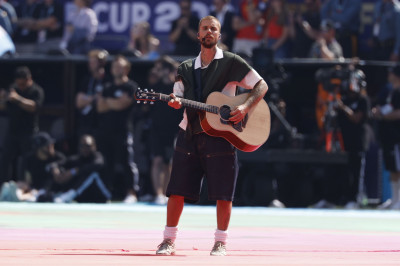 19.07 | Durante a apresentação de “EVERYTHING HALLELUJAH” no MetLife Stadium