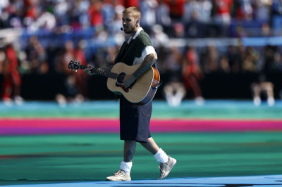 19.07 | Durante a apresentação de “EVERYTHING HALLELUJAH” no MetLife Stadium