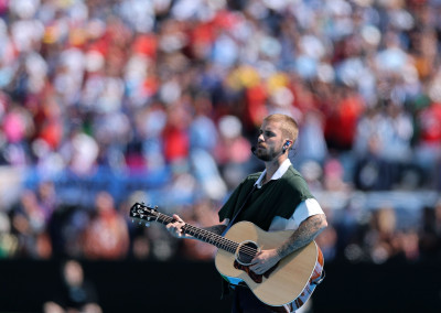 19.07 | Durante a apresentação de “EVERYTHING HALLELUJAH” no MetLife Stadium