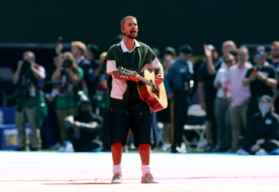 19.07 | Durante a apresentação de “EVERYTHING HALLELUJAH” no MetLife Stadium