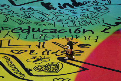 19.07 | Durante a apresentação de “EVERYTHING HALLELUJAH” no MetLife Stadium