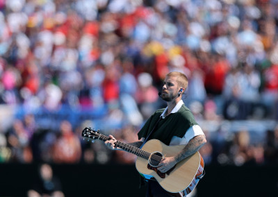 19.07 | Durante a apresentação de “EVERYTHING HALLELUJAH” no MetLife Stadium