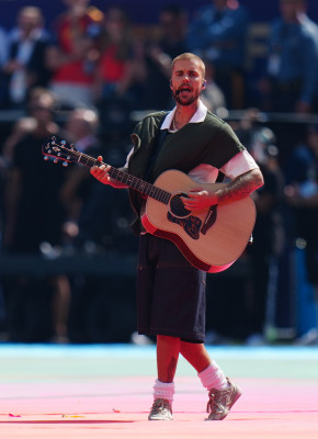 19.07 | Durante a apresentação de “EVERYTHING HALLELUJAH” no MetLife Stadium
