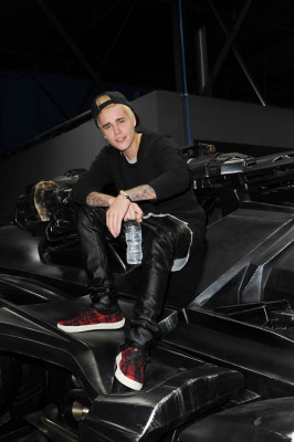 07.12 | Grande inauguração da sede da West Coast Customs em Burbank, Califórnia.