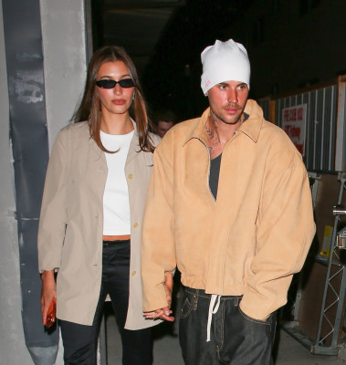 23.09 | Justin e Hailey Bieber foram vistos em um culto da Churchome no Saban Theatre, em Beverly Hills.