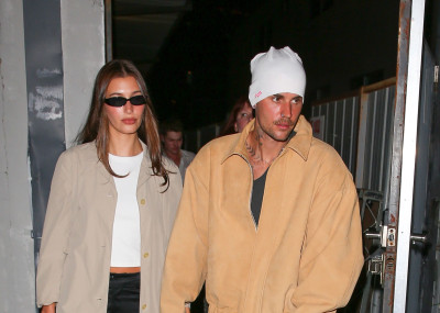 23.09 | Justin e Hailey Bieber foram vistos em um culto da Churchome no Saban Theatre, em Beverly Hills.