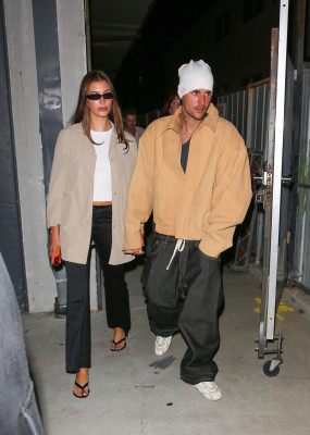 23.09 | Justin e Hailey Bieber foram vistos em um culto da Churchome no Saban Theatre, em Beverly Hills.