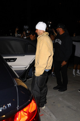 23.09 | Justin e Hailey Bieber foram vistos em um culto da Churchome no Saban Theatre, em Beverly Hills.