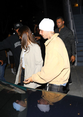 23.09 | Justin e Hailey Bieber foram vistos em um culto da Churchome no Saban Theatre, em Beverly Hills.