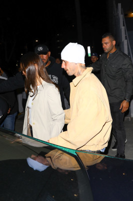 23.09 | Justin e Hailey Bieber foram vistos em um culto da Churchome no Saban Theatre, em Beverly Hills.