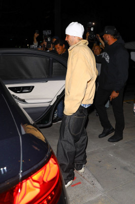 23.09 | Justin e Hailey Bieber foram vistos em um culto da Churchome no Saban Theatre, em Beverly Hills.