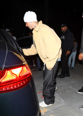 23.09 | Justin e Hailey Bieber foram vistos em um culto da Churchome no Saban Theatre, em Beverly Hills.