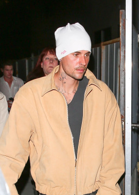 23.09 | Justin e Hailey Bieber foram vistos em um culto da Churchome no Saban Theatre, em Beverly Hills.