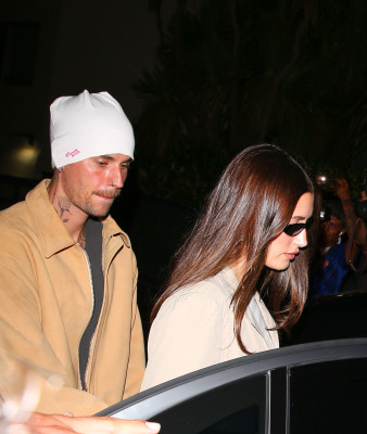 23.09 | Justin e Hailey Bieber foram vistos em um culto da Churchome no Saban Theatre, em Beverly Hills.