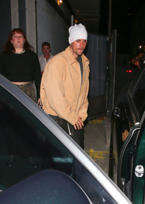 23.09 | Justin e Hailey Bieber foram vistos em um culto da Churchome no Saban Theatre, em Beverly Hills.