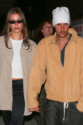 23.09 | Justin e Hailey Bieber foram vistos em um culto da Churchome no Saban Theatre, em Beverly Hills.