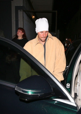 23.09 | Justin e Hailey Bieber foram vistos em um culto da Churchome no Saban Theatre, em Beverly Hills.