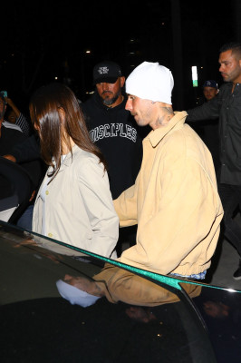 23.09 | Justin e Hailey Bieber foram vistos em um culto da Churchome no Saban Theatre, em Beverly Hills.