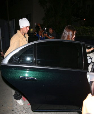 23.09 | Justin e Hailey Bieber foram vistos em um culto da Churchome no Saban Theatre, em Beverly Hills.