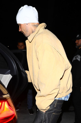 23.09 | Justin e Hailey Bieber foram vistos em um culto da Churchome no Saban Theatre, em Beverly Hills.