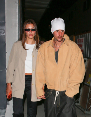 23.09 | Justin e Hailey Bieber foram vistos em um culto da Churchome no Saban Theatre, em Beverly Hills.