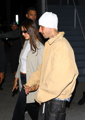 23.09 | Justin e Hailey Bieber foram vistos em um culto da Churchome no Saban Theatre, em Beverly Hills.