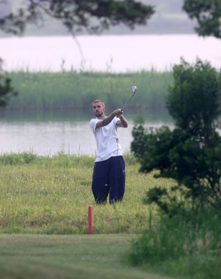 16.01 | Jogando golfe com um grupo de amigos em um campo nos Hamptons, em Nova York.