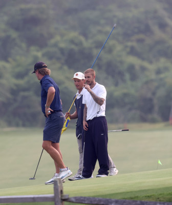 16.01 | Jogando golfe com um grupo de amigos em um campo nos Hamptons, em Nova York.