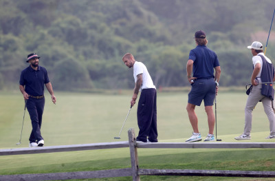16.01 | Jogando golfe com um grupo de amigos em um campo nos Hamptons, em Nova York.