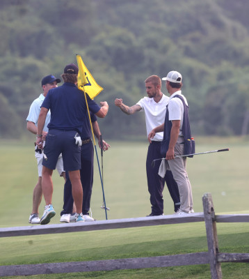 16.01 | Jogando golfe com um grupo de amigos em um campo nos Hamptons, em Nova York.