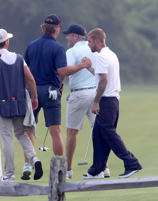 16.01 | Jogando golfe com um grupo de amigos em um campo nos Hamptons, em Nova York.