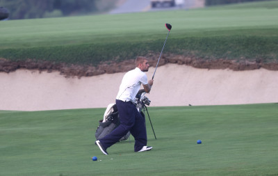 16.01 | Jogando golfe com um grupo de amigos em um campo nos Hamptons, em Nova York.