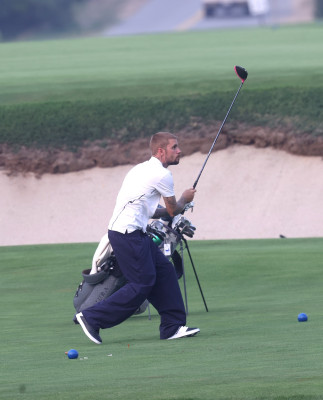 16.01 | Jogando golfe com um grupo de amigos em um campo nos Hamptons, em Nova York.