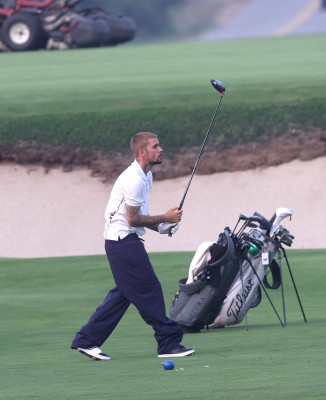 16.01 | Jogando golfe com um grupo de amigos em um campo nos Hamptons, em Nova York.