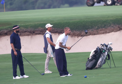 16.01 | Jogando golfe com um grupo de amigos em um campo nos Hamptons, em Nova York.