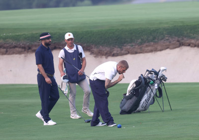 16.01 | Jogando golfe com um grupo de amigos em um campo nos Hamptons, em Nova York.