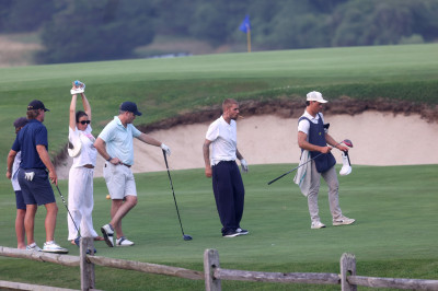 16.01 | Jogando golfe com um grupo de amigos em um campo nos Hamptons, em Nova York.