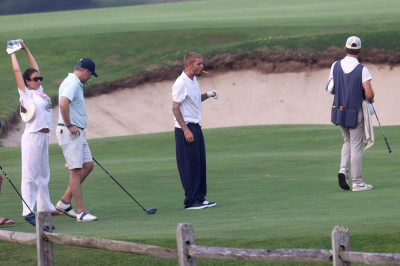 16.01 | Jogando golfe com um grupo de amigos em um campo nos Hamptons, em Nova York.